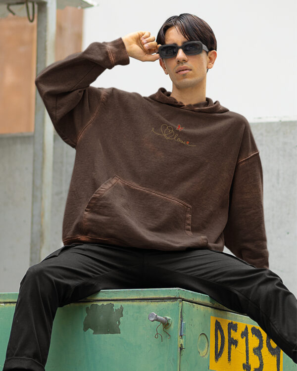 Bluza oversize z kapturem <br>Haft LOVE z motylem <br>Efekt sprania